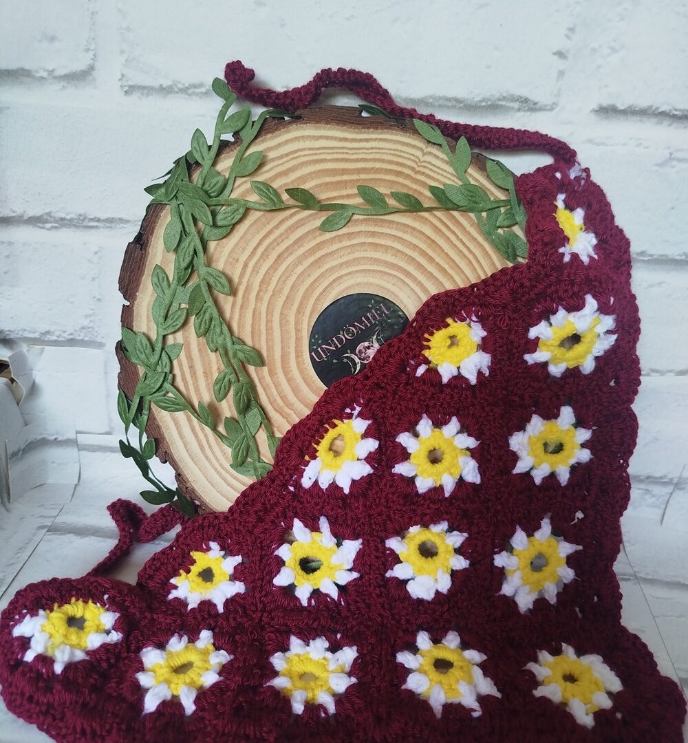 Pañoleta Élfica de Crochet (Granate Flores)