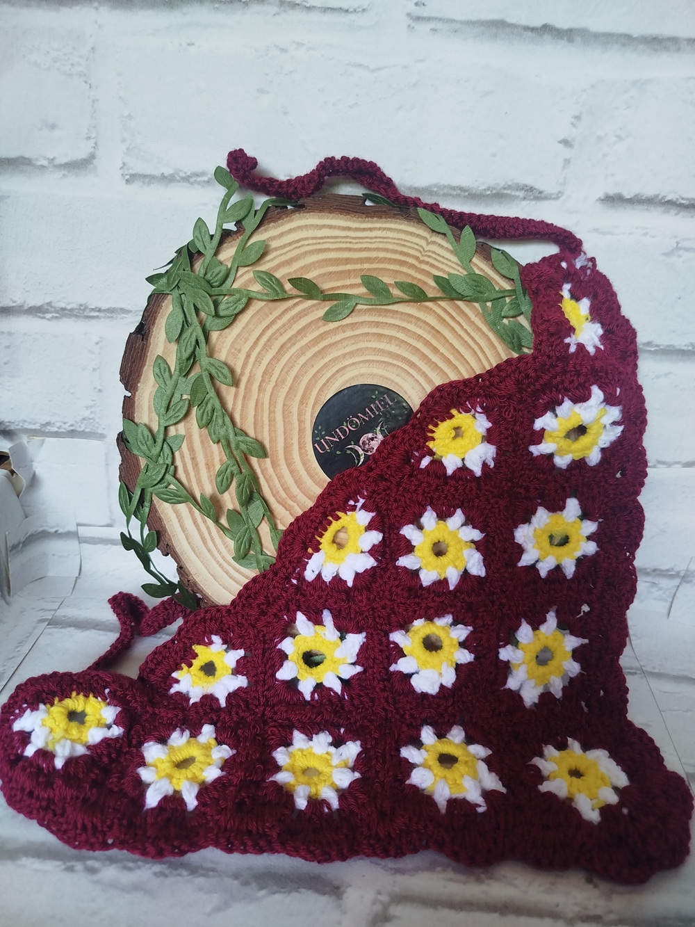 Pañoleta Élfica de Crochet (Granate Flores)